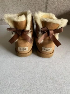 UGG Unisex-Kind Mini Bailey Bow II Boot, Chestnut, 04 - siehe Beschreibung - Bild 1 von 7