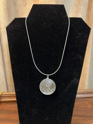 Colgante moneda águila plata con collar de ley  Foto 1 de 4