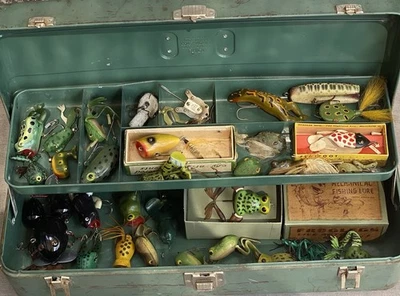 Antique/vintage Tackle Box Loaded W/Frog Fishing Lures Heddon/Creek Chub/Pfahler - Image 1 of 4