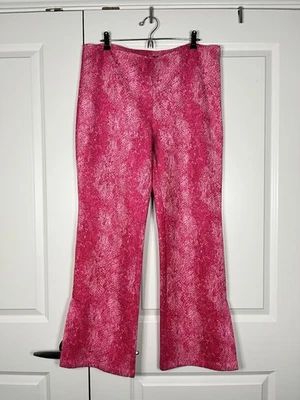 Pantalones de gamuza sintética Urban Outfitters Vivica estampado de serpiente rosa talla 14 Foto 1 de 4