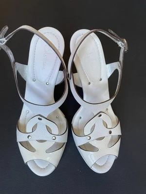 Sandalias de tacón Cole Haan con tiras con tachuelas de charol blanco plataforma talla 8,5 Foto 1 de 4