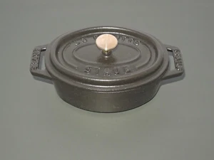 Staub ovaler Bräter Shallow Mini Cocotte Basse noir schwarz Gusseisen 0,25L - Bild 1 von 6