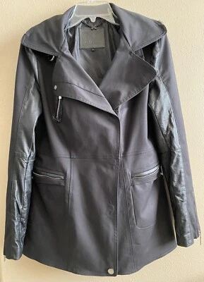 Abrigo asimétrico Dawn Levy Chase detalles de cuero negro talla L capucha oculta Foto 1 de 4