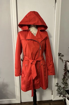 Chaqueta de lluvia para mujer roja con capucha pequeña forrada cremalleras Foto 1 de 4