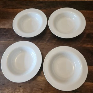 (4) Lote de platos para servir con borde de porcelana conjunto de cuencos de pasta sopa blanca luminosa Pier 1 - Imagen 1 de 4