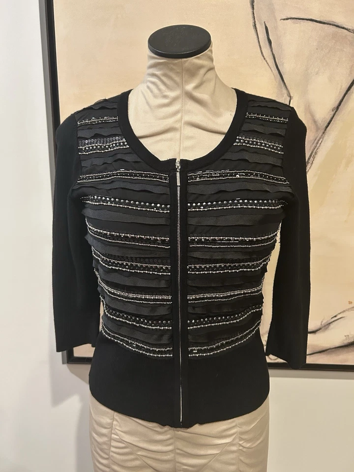 Cárdigan negro con cremallera WHBM con detalles plateados. Mangas de 3/4 de largo. Talla XS Foto 1 de 4