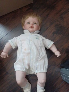 Vintage 1984 Baby Junge 21 Zoll Porzellan Stoffkörper Baby Puppe - Bild 1 von 13