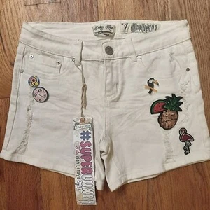 Indigo Rein weiße Jeansshorts! Neu mit Etikett - Knöpfe / Patches / Pailletten! Größe 7 - Bild 1 von 7