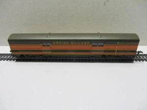 HO Scale Great Northern Passenger Car - Picture 1 of 4