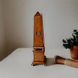 Scultura decorativa obelisco con piedi in metallo marrone avvolto e argento 17" - Foto 1 di 22