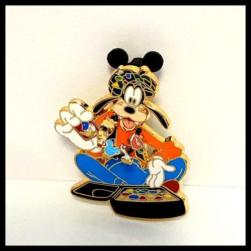 Disney Pin Goofy Charm Necklace Treasure Chest Limited Edition of 250