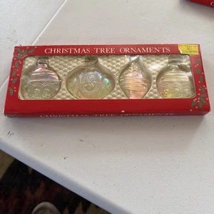 Set di quattro ornamenti iridescenti anni 70 - Foto 1 di 11