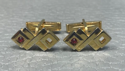 Gemelos chapados en oro amarillo piedra roja patrón geométrico vintage Foto 1 de 3