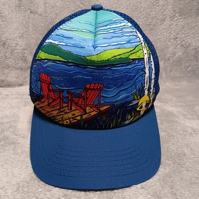 Gorra Sun Day Afternoon Series Arte Escena del Lago Sillas Rojas Artista Chris Herbst Foto 1 de 4