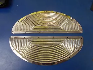 2 CHROME RIBBED RIVIT ON HALF MOON FOOTBOARD INSERTS HARLEY DAVIDSON FL 1940-84 - Foto 1 di 4