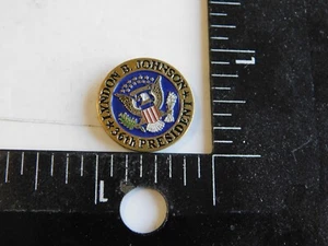 LYNDON B. JOHNSON 36. PRÄSIDENT DER VEREINIGTEN STAATEN ANSTECKNADEL - Bild 1 von 2