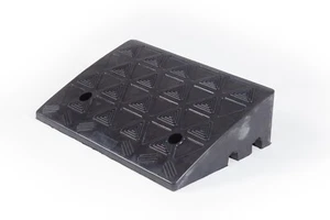 Bordsteinrampe Gummi 135mm mit Universalbefestigungen Auffahrrampe Auffahrhilfe - Bild 1 von 9