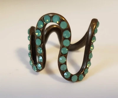 Banda ondulada de latón con anillo de ópalos del Pacífico tamaño 5,5 bohemio Foto 1 de 4