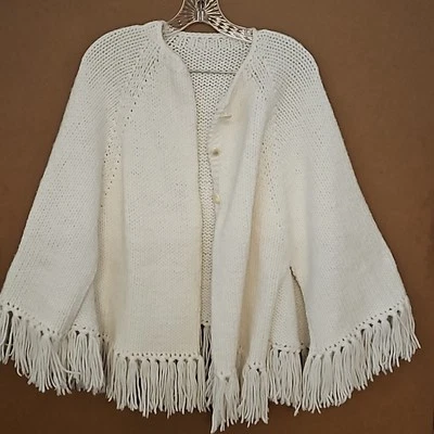 Mantón poncho de punto blanco hecho a mano con flecos manga abierta frente abierto se adapta hasta la talla 14 Foto 1 de 4