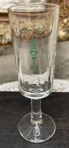 "Vidrio cordial con tallo de hermandad filantrópica Delta Theta Tau 83 de colección, 2 OZ, 4,5""" - Imagen 1 de 4