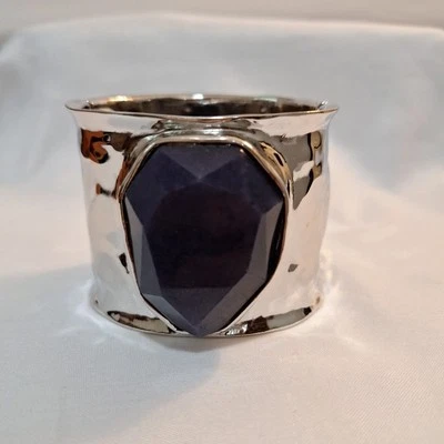 Brazalete ancho de plata martillado del mercado negro de la Casa Blanca con piedra azul. Foto 1 de 4