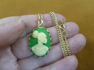 CA10-190) RARO Afroamericana DAMA verde + blanco CAMEO collar colgante de latón Foto 1 de 2