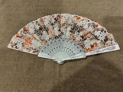 Abanico de Mano Plegable Blanco con Marrón Multi Flores Color Abierto Tamaño 16.5x9" Foto 1 de 2