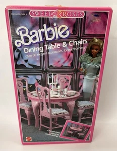 Tavolo e sedie da pranzo Sweet Roses vintage sigillato 1987 per Sweet Roses Barbie, PJ - Foto 1 di 4