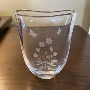Orrefors Sweden 6 1/4" Crystal Vase Etched Flowers & Butterflies - Hand Signed - Picture 1 of 12