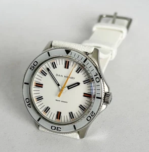 Orologio Uomo Dan Henry 1975 Skin Diver 150m Quadrante Bianco Analogico Quarz... - Foto 1 di 10