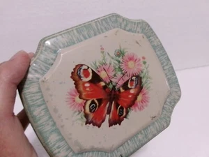 Baratija de metal con bisagras hecha en Inglaterra lata de galletas mariposas y flores vintage B - Imagen 1 de 13