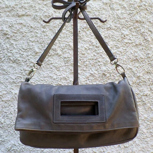 MAXIMA Außergewöhnliche Schultertasche aus weichem Leder in Grau - Bild 1 von 3