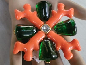 SPILLA CROCE ENORME XL NUOVA AUTENTICA KJL KENNETH JAY LANE CON STILE GRIPOIX VERDE - Foto 1 di 13
