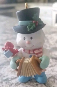 LUSTRE FAME Snowman Caroling Christmas  Ornament  Accordion Red Bird 1992 - Bild 1 von 7