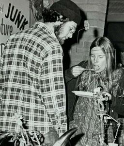 Mann Frau isst Metall Kunst Trödel Schild Vintage s/w Foto Schnappschuss 8 x 10 - Bild 1 von 3