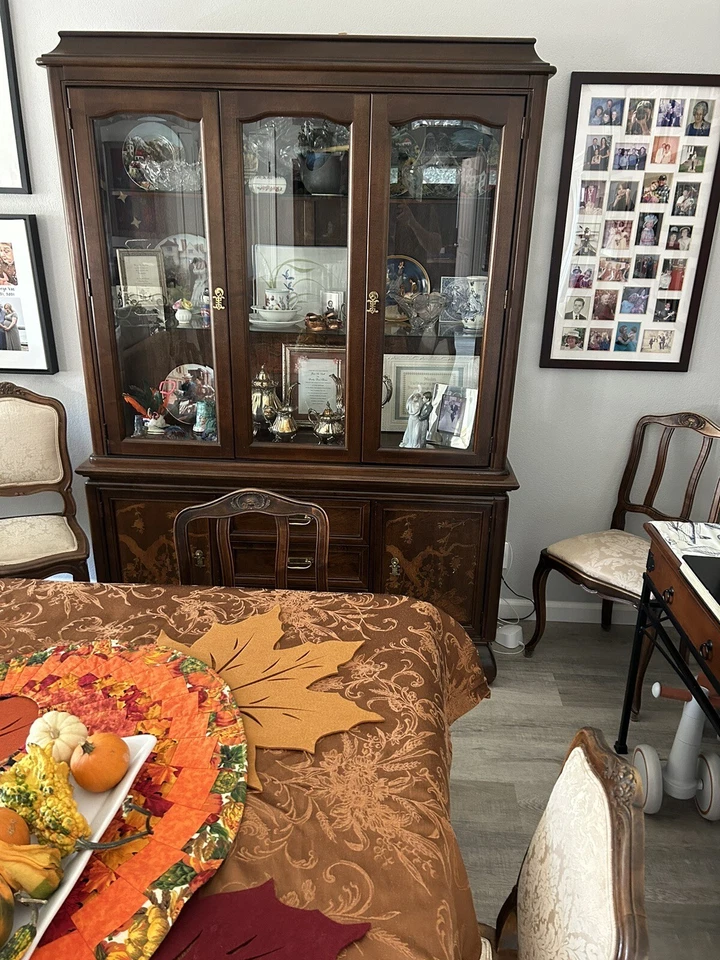 dining room furniture hutch - Image 1 of 1