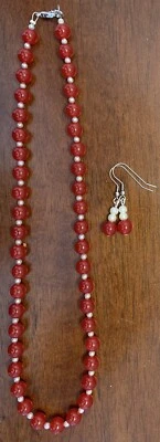 "Juego de collar y pendientes de perlas de vidrio y jade rojo de 18""" Foto 1 de 3