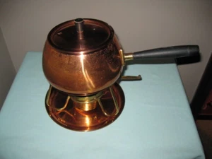 VINTAGE BEE ZEE TRADING CORP. SWISS FONDUE 1 1/2 QT. MADE IN ITALY - Picture 1 of 10