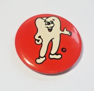 1977-82 Murphy The Molar Red Lapel Button Collectible Ontario Ministry Of Health - Bild 1 von 7