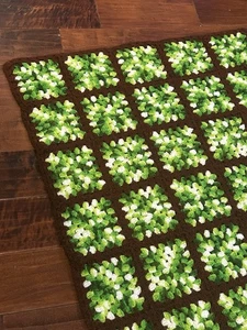 Granny Square grün und braun farbig Handarbeit 64” x 45” - Bild 1 von 3