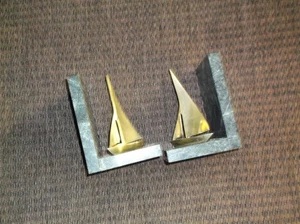 Vintage ~ Messing Segelboot Buchstützen ~ grüner Marmorsockel ~ (schwer) ~ maritim ~ - Bild 1 von 8