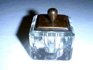 Antiguo cubo de cristal de plomo pluma estilográfica pozo de tinta con cubierta magnética de latón - Imagen 1 de 6