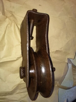 POULIE DE LEVAGE ANCIENNE EN FER FORGE ø 13cm - Photo 1/4