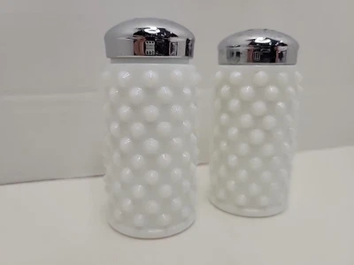Coctelera de sal y pimienta Hobnail de vidrio de leche blanco vintage FENTON tapas cromadas-3” Tal Foto 1 de 4