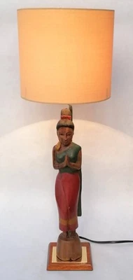 Lámpara de mesa tailandesa vintage Sawasdee dama estatuilla de madera sobre base de latón con pantalla Foto 1 de 4