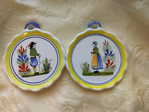 Pair of Henriot Quimper France Small Pottery Small Dishes with Handles signed - Afbeelding 1 van 8