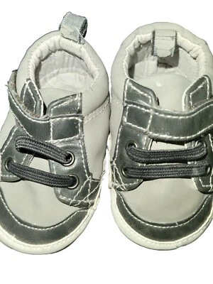 Zapatos de bebé Old Navy gris y blanco Foto 1 de 3