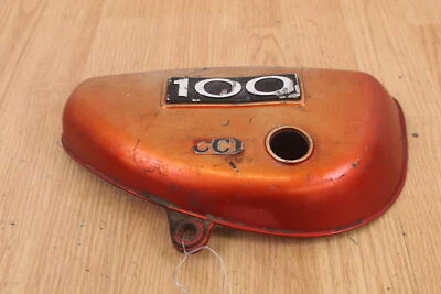 Suzuki TC100 1973 cubierta lateral izquierda/panel PT# 47111-25300-019 Foto 1 de 4