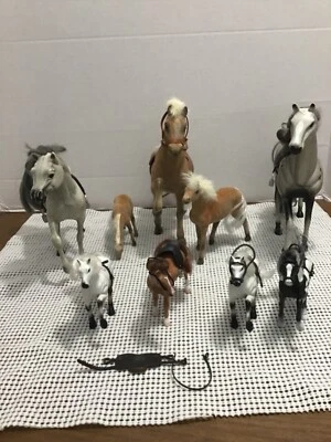 Lote de nueve caballos de juguete de plástico - Totsy, Flocked Kid Kore, Empire Saddle/rein Foto 1 de 4