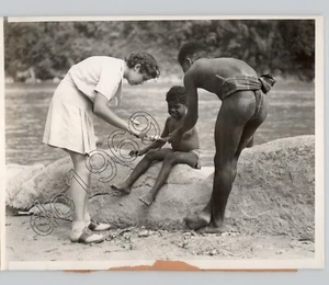 Explorer Mrs J TILTON Gives First Aid MALAYSIA Southeast Asia 1938 Press Photo - Picture 1 of 2
